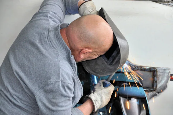 Schweissarbeiten an einem Fahrzeug in der Werkstatt