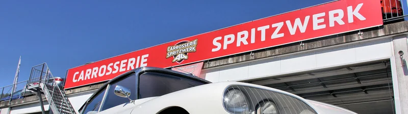 Werkstattgebäude der Carrosserie–Spritzwerk A4 mit roter Beschriftung