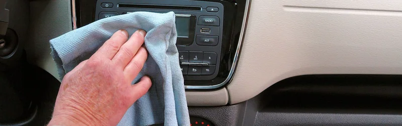 Innenraumaufbereitung eines Fahrzeugs von Hand