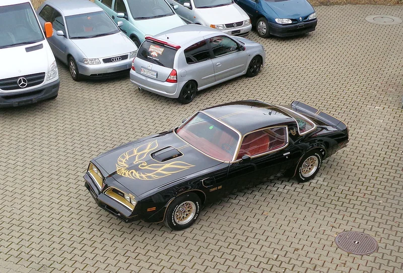Schwarzer Pontiac Trans Am mit goldener Motorhauben-Grafik